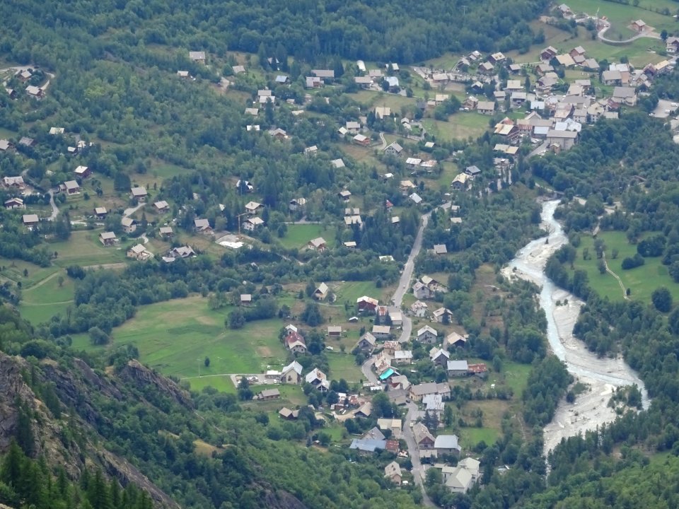 Les différents hameaux de Pelvoux et le torrent du Gyr 