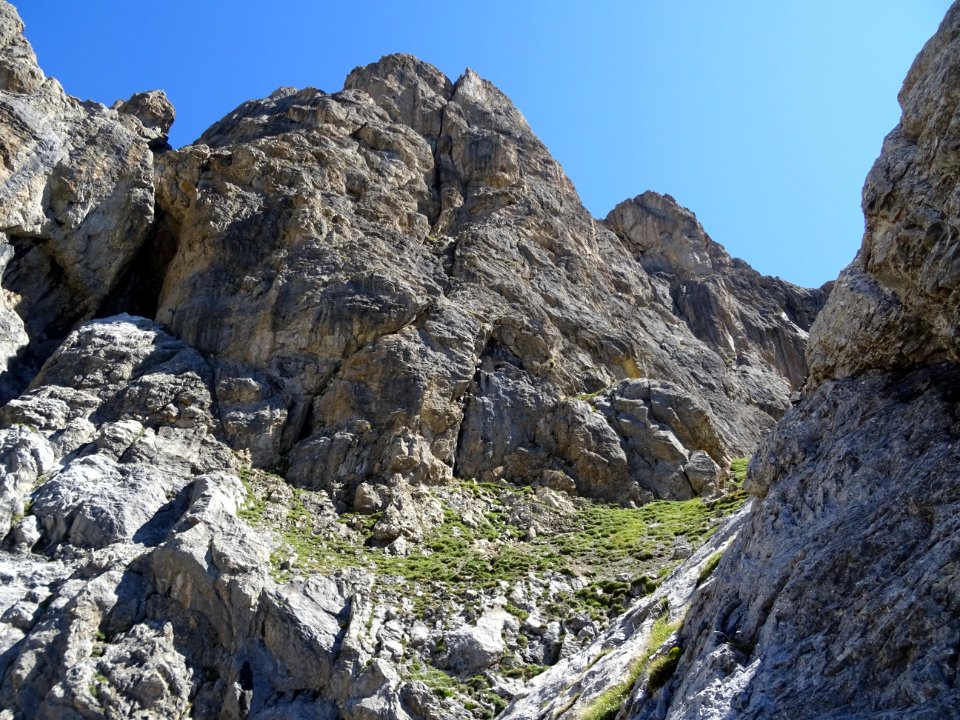 Rochers et parois au soleil, non loin de l'arrivée 