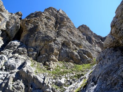 Rochers et parois au soleil, non loin de l'arrivée 