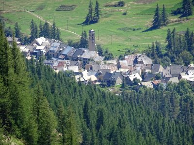 Le Casset et l'église Saint-Claude, vallée de la Guisane, … 
