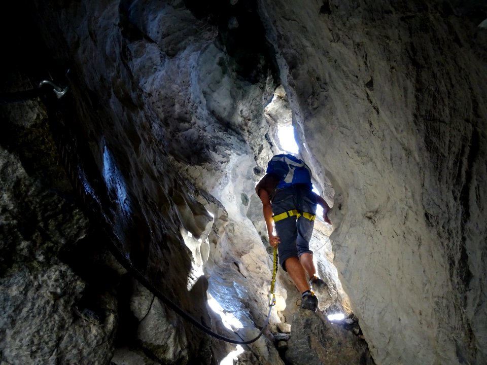 Passage dans une anfractuosité de la roche 