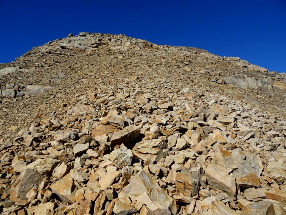 Le dernier éboulis juste sous le sommet du Grand Pinier 