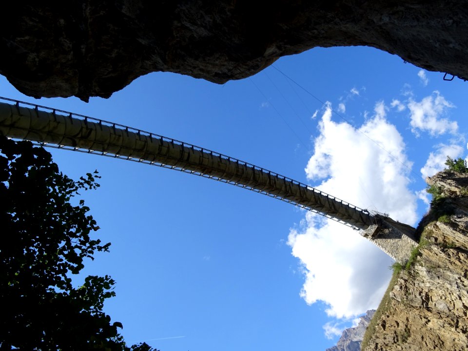Conduite d'eau forcée au-dessus des gorges de la Durance 
