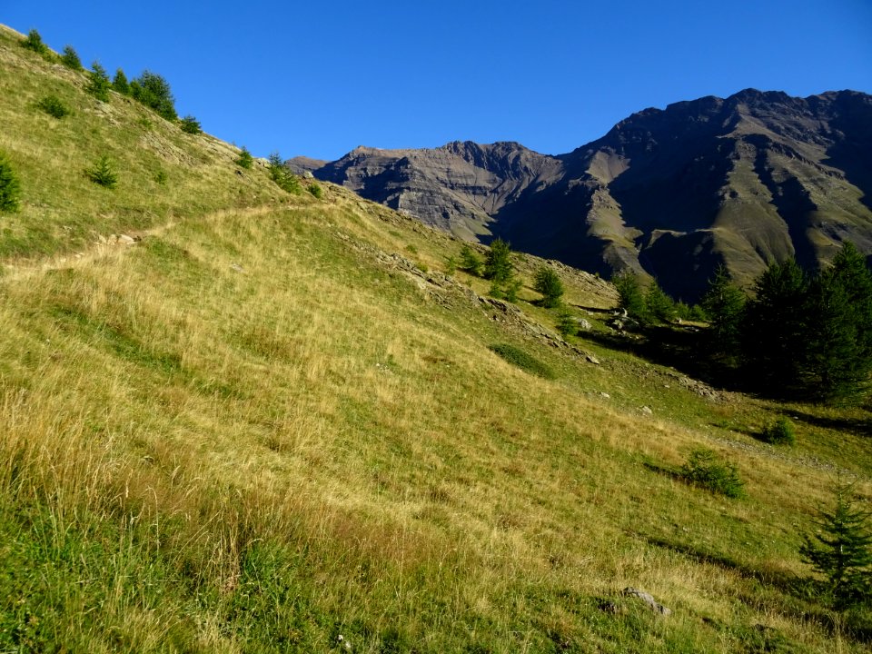 Le sentier fait une immense courbe vers la droite 
