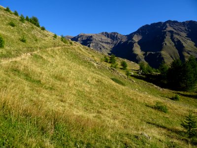 Le sentier fait une immense courbe vers la droite 