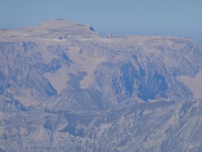 Au zoom, observatoire du Plateau de Bure dans le massif du… 