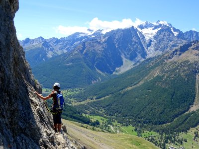 Partie en traversée, dans la via ferrata de L'Aiguillette … 