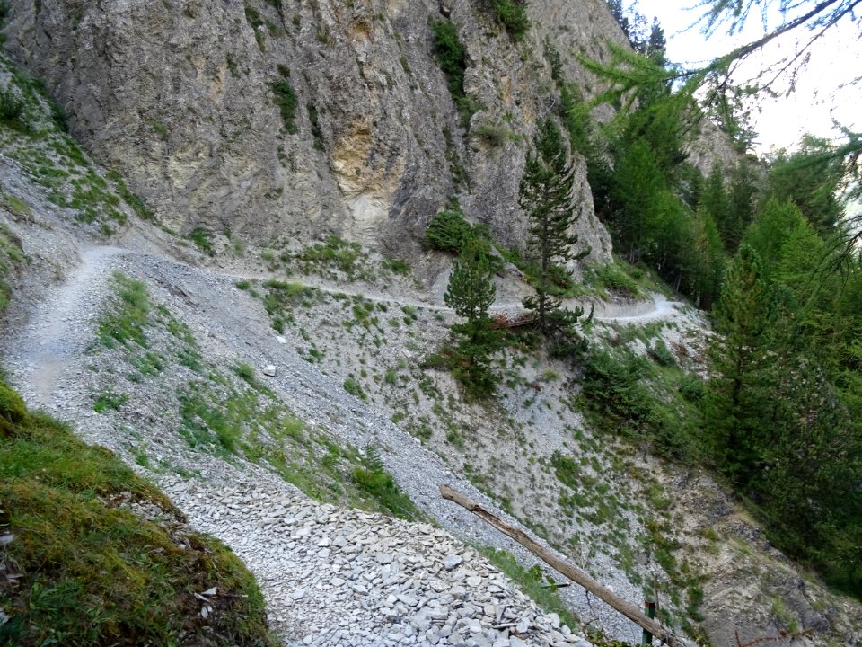 Le sentier devient caillouteux en bordure d'éboulis 