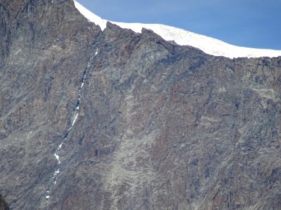Le bord de la Barre des Ecrins et une faille remplie de ne… 