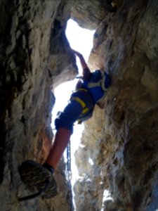 Passage dans une anfractuosité de la roche 