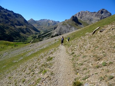 Le chemin du Roy, GR50, à la descente. Tout au fond, le Co… 