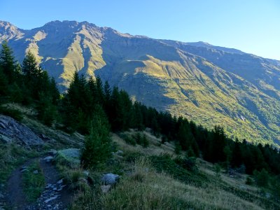 Montée à l'ombre, en face la crête de Dormillouse est déjà… 