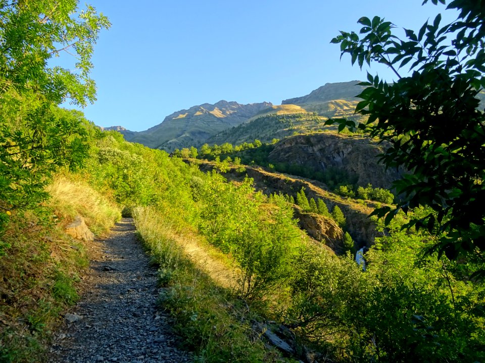 Montée vers Dormillouse, à droite la cascade sur le torren… 