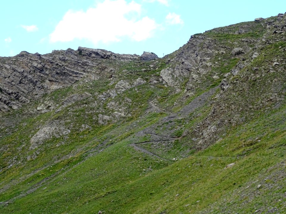 En se retournant, lacets du sentier qui descend du Pas de … 
