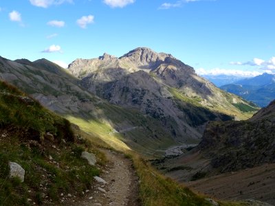 Le sentier qui descend dans le vallon de Chambran et la si… 