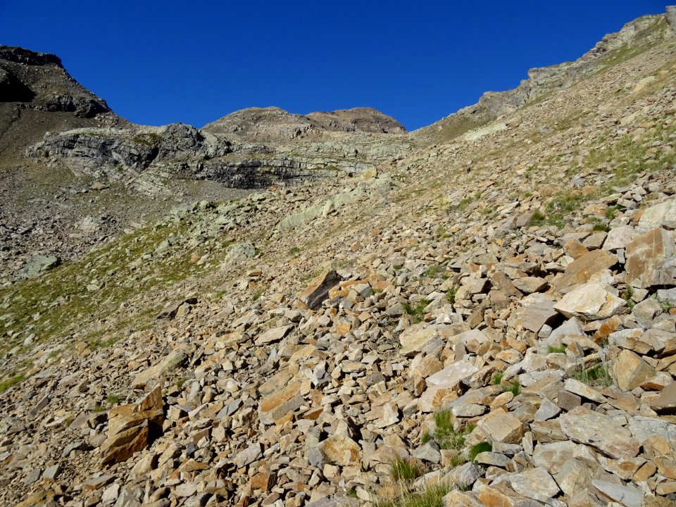 Eboulis au dessus du lac Palluel sous la Tête du Serre Eyr… 