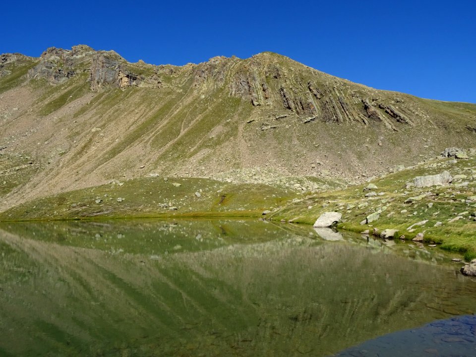 Lac Palluel et la crête du Serre Eyraut qui se reflète 