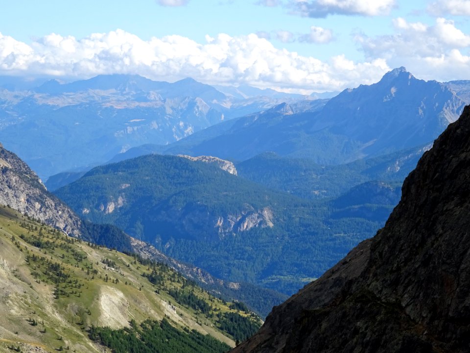 Vue vers le Col de la Pousterle, le Col d'Anon, l'Aiguilla… 