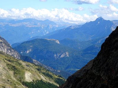 Vue vers le Col de la Pousterle, le Col d'Anon, l'Aiguilla… 