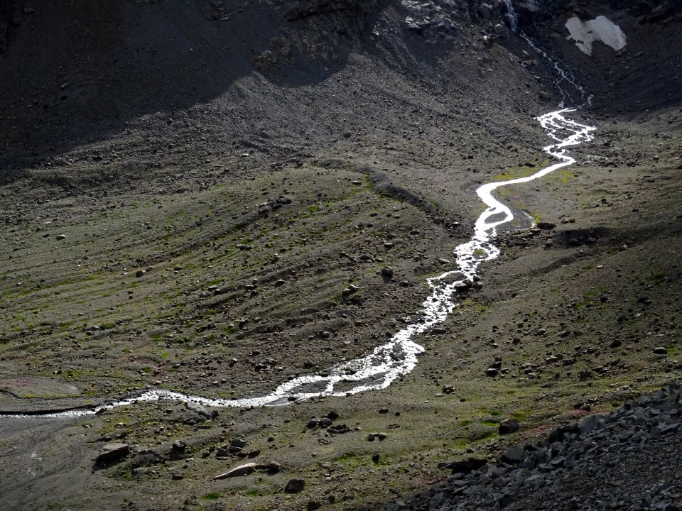 Le torrent de fonte qui descend du glacier de Séguret Fora… 