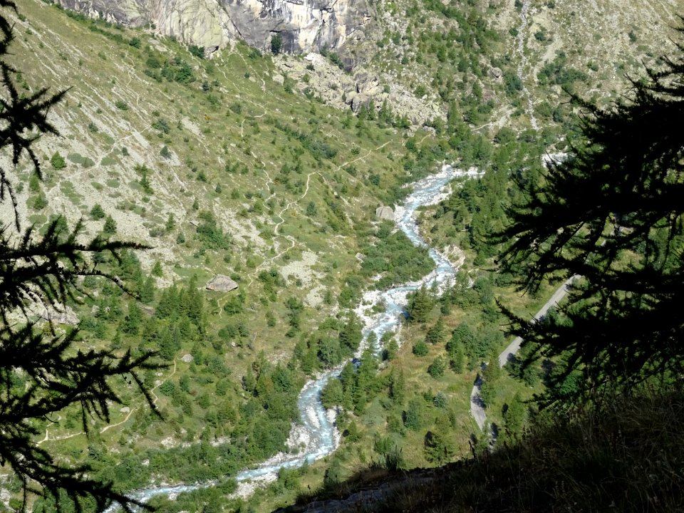 Le sentier, le torrent Saint-Pierre et la route entre Aile… 