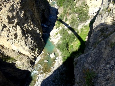 La Durance coule tout en bas, en ombre chinoise, la condui… 