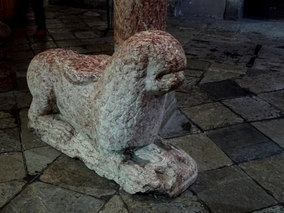 Lion sculpté, Collégiale Notre-Dame-et-Saint-Nicolas, Bria… 