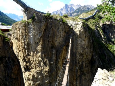 Conduite d'eau forcée et grande passerelle au-dessus des g… 