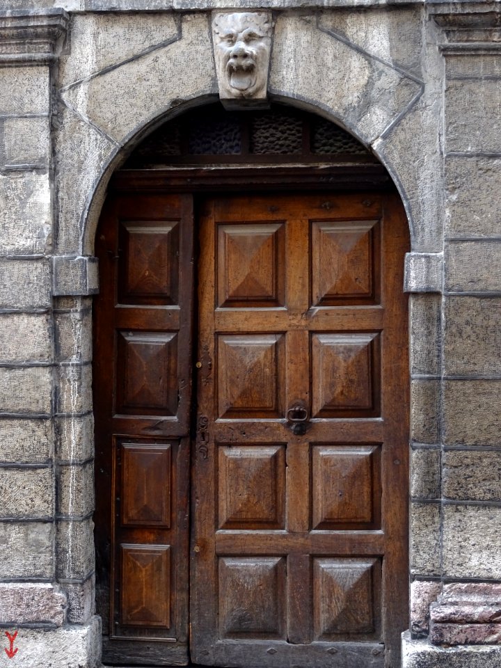 Porte dans la vieille ville, Briançon, Hautes-Alpes 