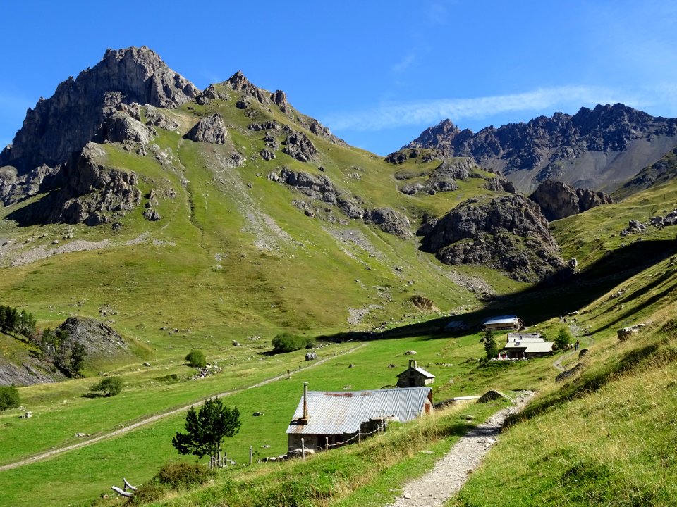 Chalets d'alpage, chapelle, gîtes à L'Alpe du Lauzet 