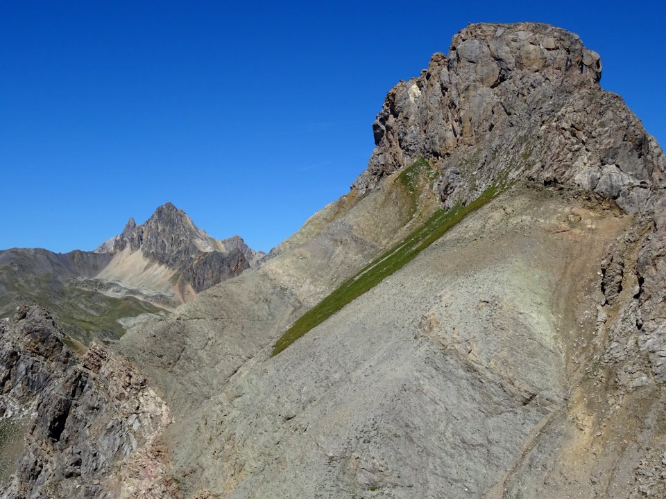 A droite, l'Aiguillette du Lauzet (2717m), la via ferrata … 