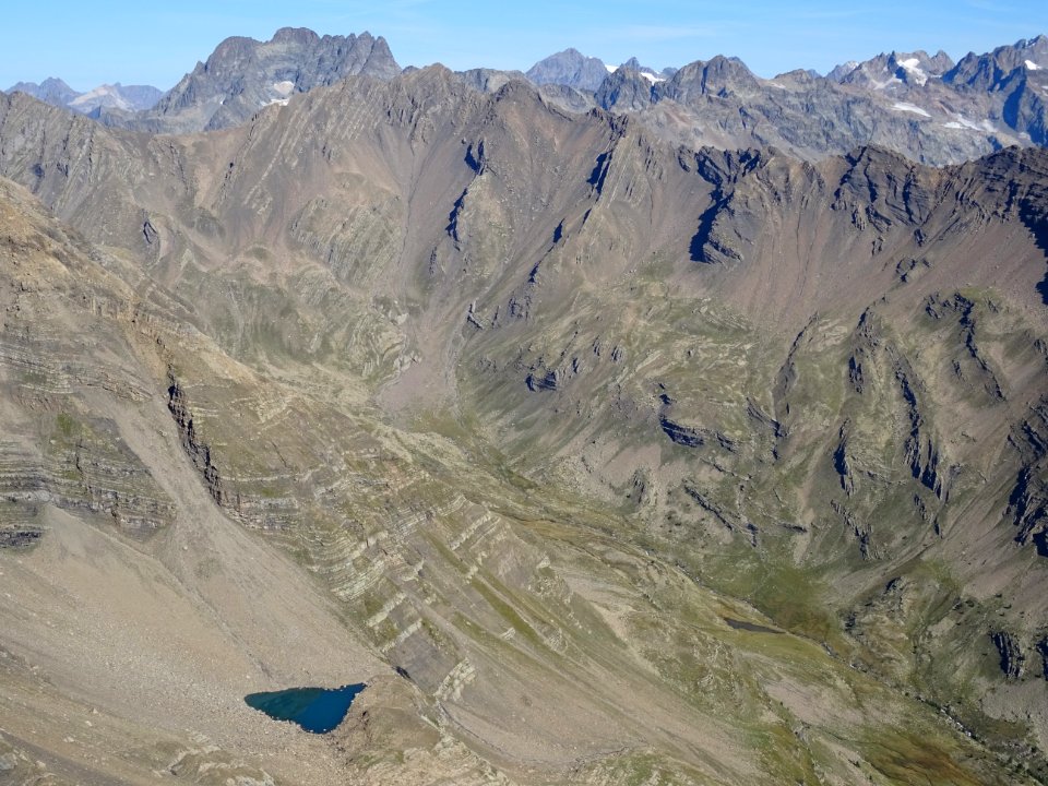 Petit lac en forme de coeur triangulaire sur l'Ubac de Chi… 