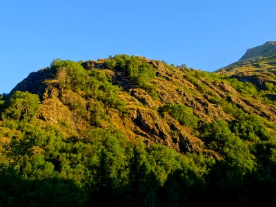Première lumière rasante du soleil matinal sous le hameau … 