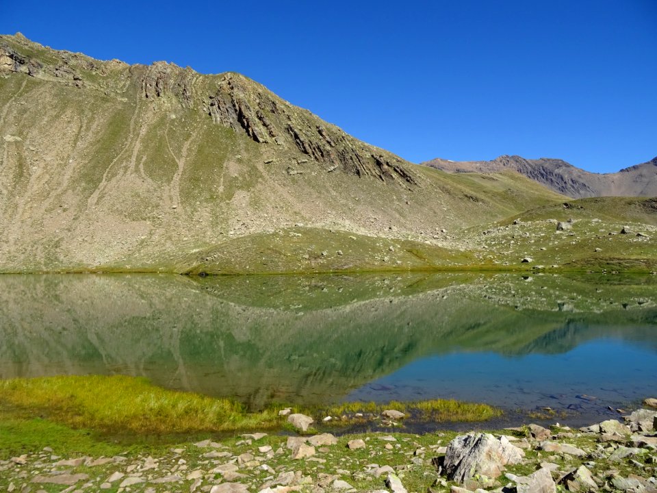 Lac Palluel et la crête du Serre Eyraut qui se reflète 