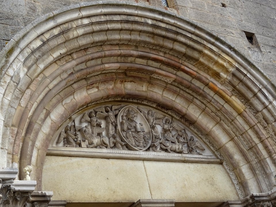 Fronton de la basilique Saint-Andoche, Saulieu, Côte-d'Or 