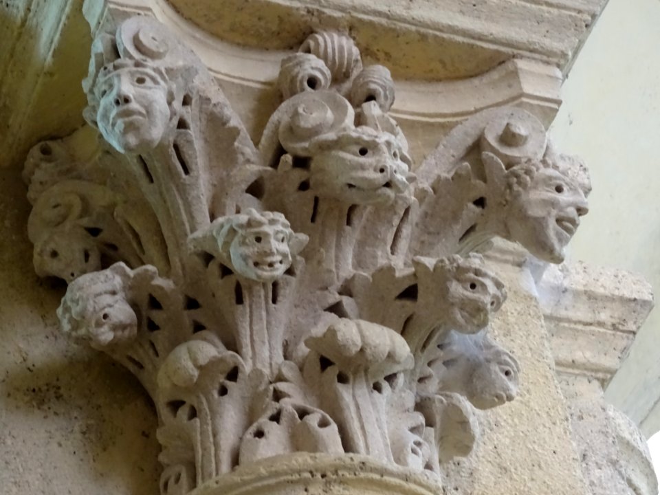 Détail d'un des chapiteaux, La basilique Saint-Andoche, Sa… 