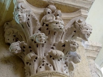Détail d'un des chapiteaux, La basilique Saint-Andoche, Sa… 