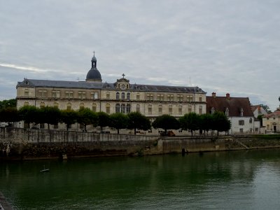 Hôpital du XVIème siècle situé sur l'Ile St Laurent, Chalo… 