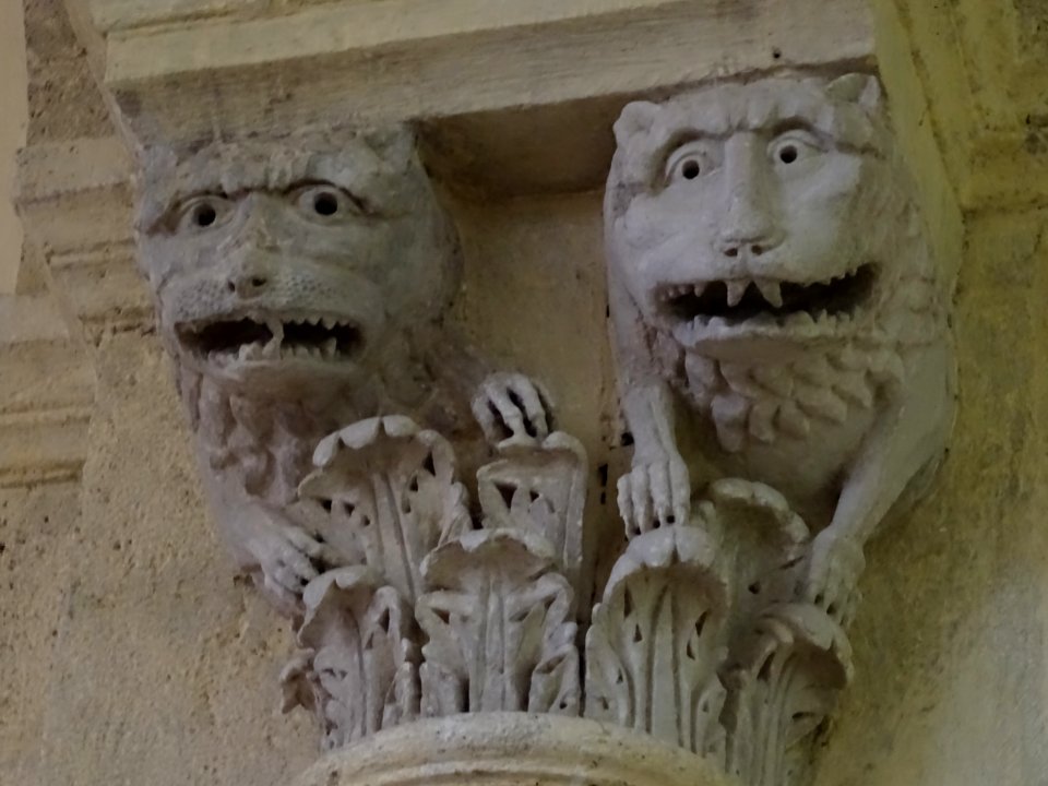 Détail d'un des chapiteaux, La basilique Saint-Andoche, Sa… 