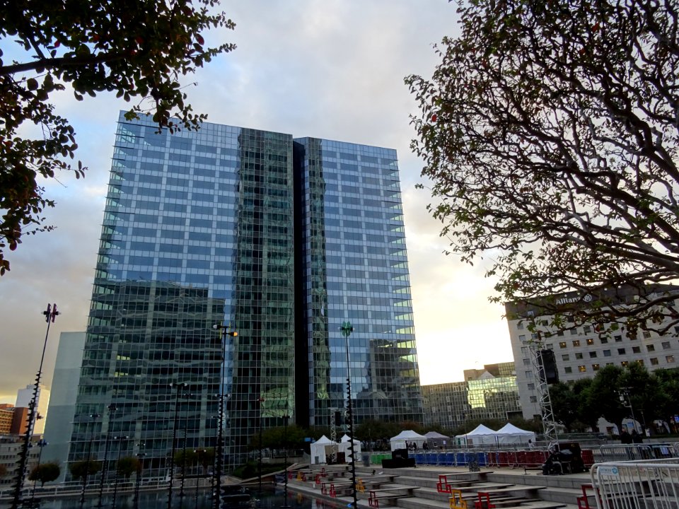 Tour RTE Nexity, reflets et effet de transparence 