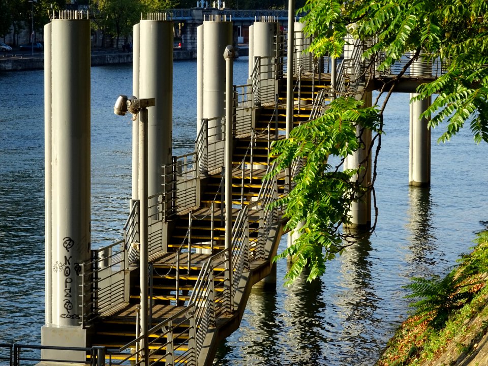 Escalier et piles d'amarrage 
