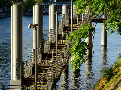 Escalier et piles d'amarrage 