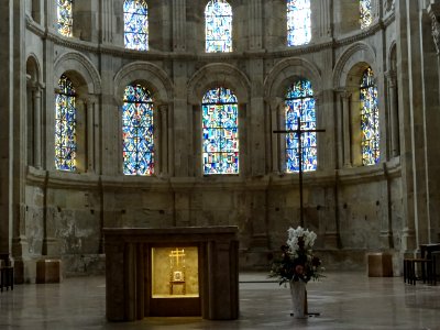 Autel et vitraux, cathédrale Saint-Lazare, Autun, Saône-et… 