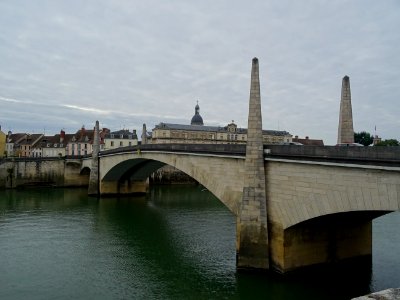 Chalon-sur-Saône, le pont St-Laurent au-dessus de la Saône… 