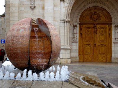 Fontaine devant la porte de la Cathédrale Saint-Vincent, C… 