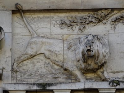 Lion sculpté sur le fronton de la Gendarmerie Nationale, b… 