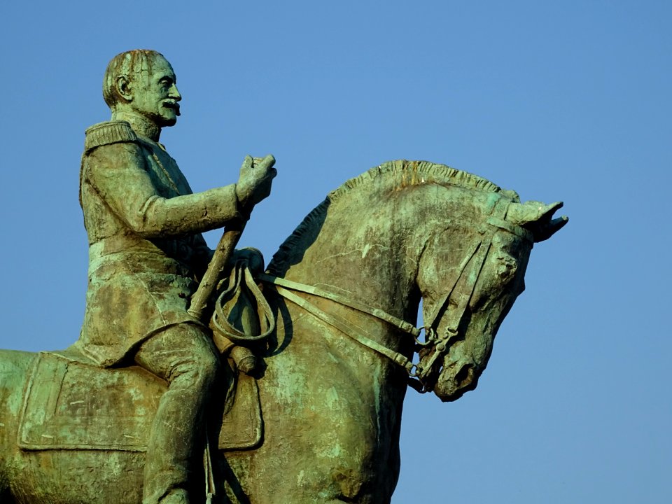 La statue équestre du Maréchal Foch, bronze, des sculpteur… 