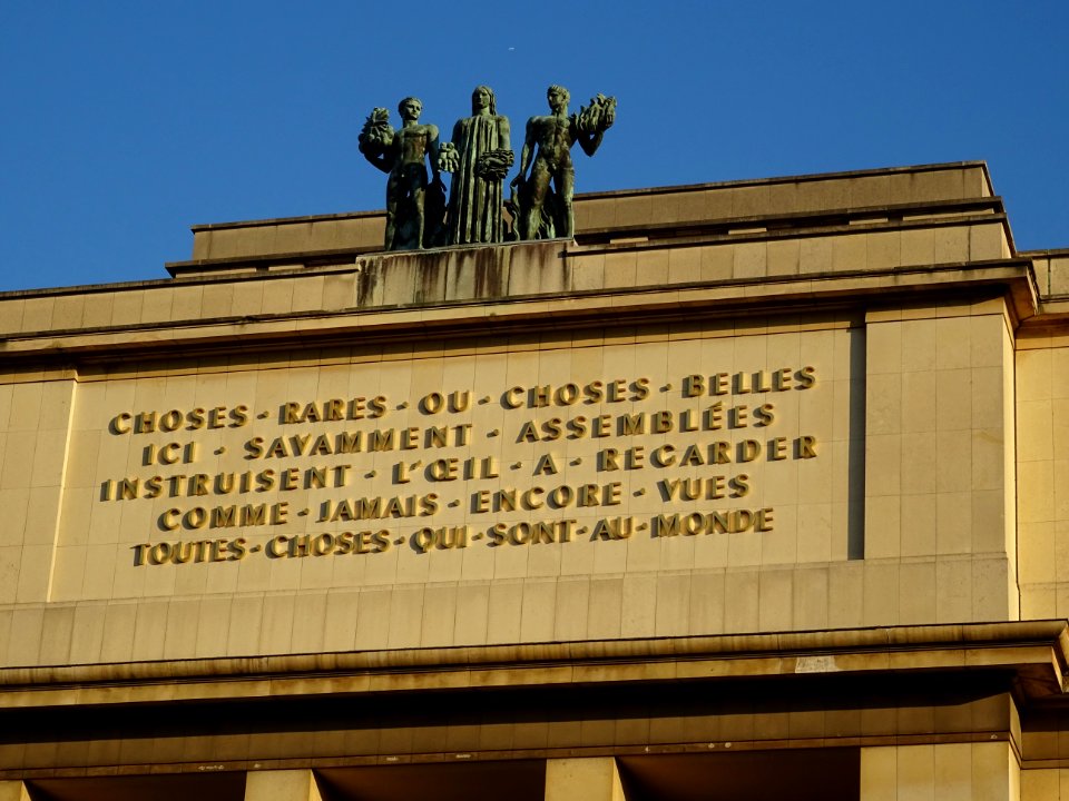 Fronton et statues au sommet du Palais de Chaillot, pavill… 