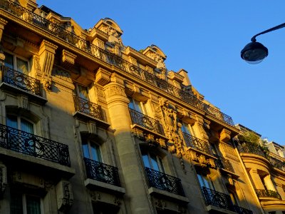 Un bel immeuble rue Saint Didier, dans la lumière du soir,… 