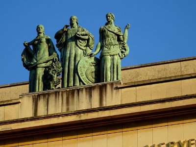 Statues au sommet du Palais de Chaillot, pavillon Est qui … 